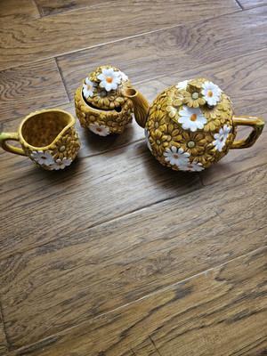 FRED ROBERTS CO Japan Daisy Gold & White Ceramic Tea Pot, Creamer, Sugar Bowl