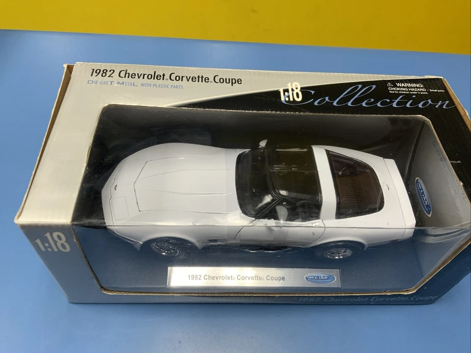 Welly 1982 Chevy Corvette Coupe  1:18 Scale White #12546W - Image 3 of 4