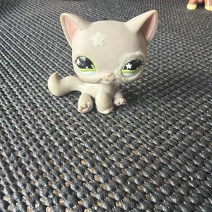 Lps grey cat with textured eye                    *HASBRO* Green Flower Eyes