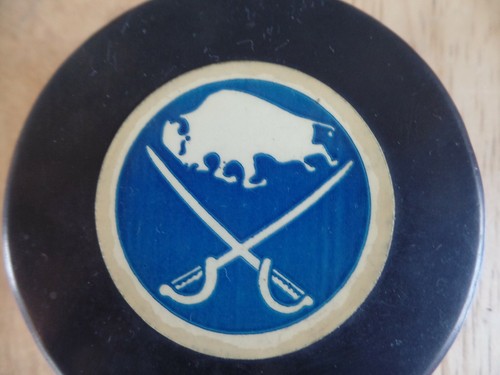 VINTAGE BUFFALO SABERS NHL Hockey PUCK - Picture 3 of 6