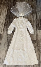 VTG 70  s 80  s Bridal Satin Iridescent Flowers Long Sleeve Wedding Dress  Veil