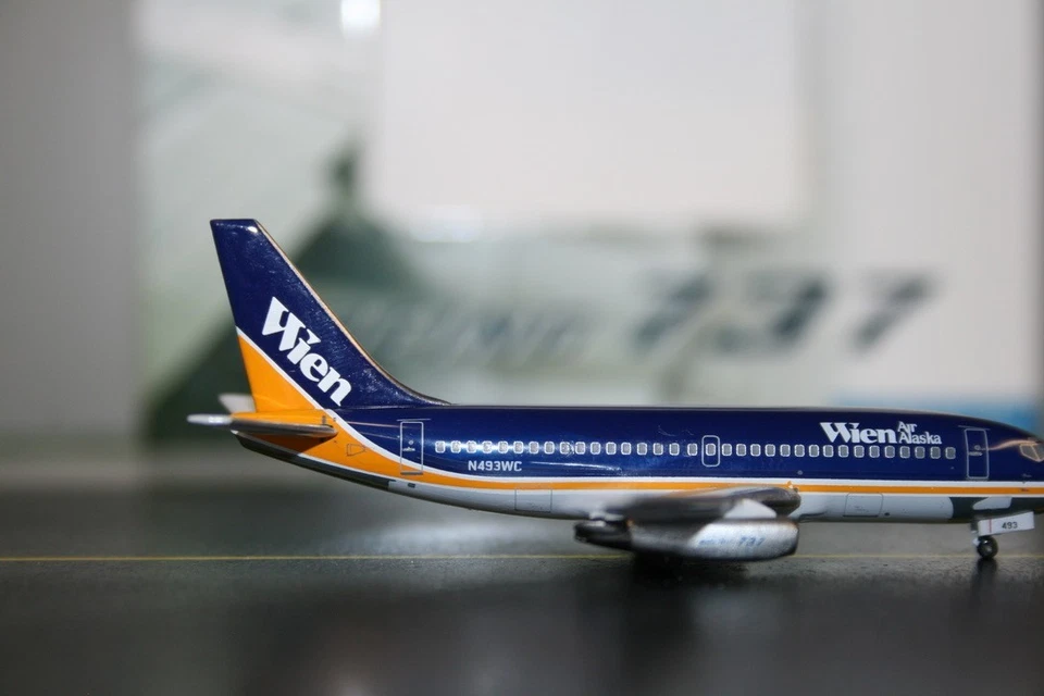Aeroclassics 1:400 Wien Air Alaska Boeing 737-200 N493WC Die-Cast Model Plane - Image 4 of 4