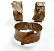 VINTAGE PATINA AGED BRASS ETCHED DUAL FEATHER SPRING HINGED CUFF BRACELET N263