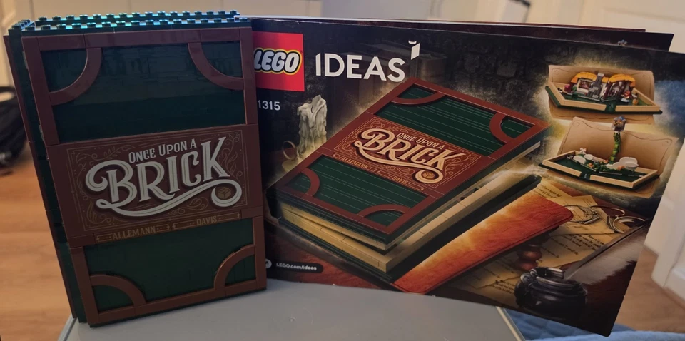 LEGO Ideas 21315 Pop-Up Book, photo 1 of 3