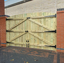 PRESSURE TREATED DRIVEWAY GATES T&G 6FT HIGHEST X 8FT WIDE WITH FREE FIXING KIT