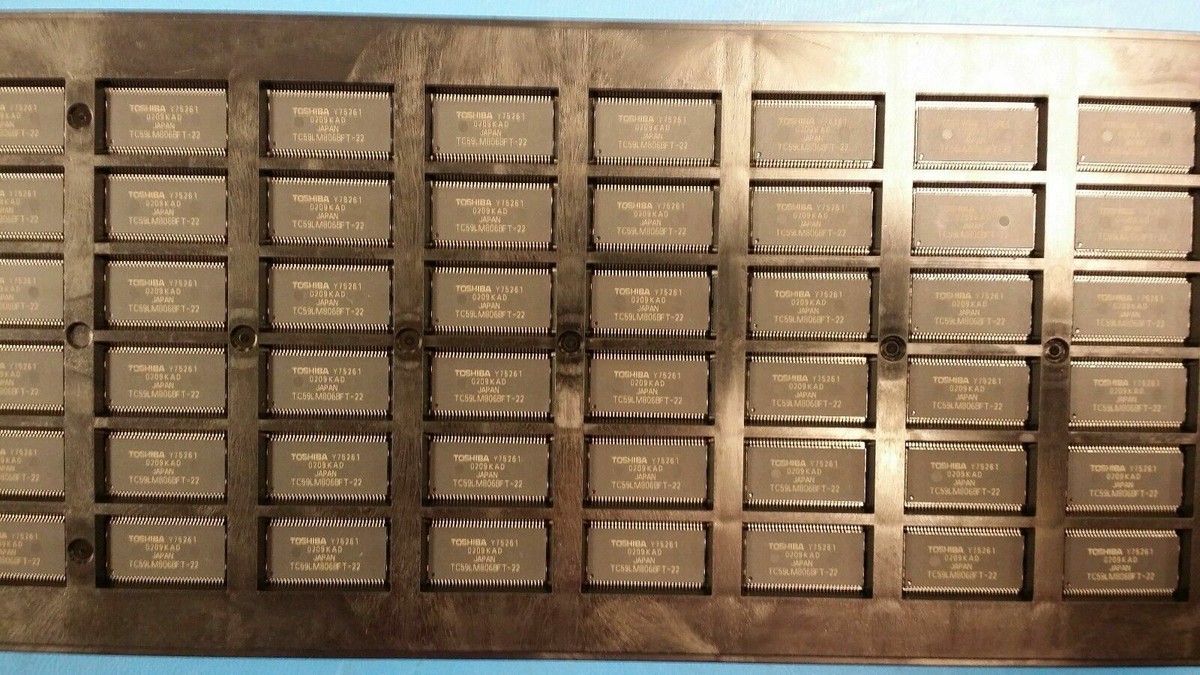 5 PCS) TC59LM806BFT-22 TOSHIBA DDR DRAM, 32MX8, 0.85ns, CMOS