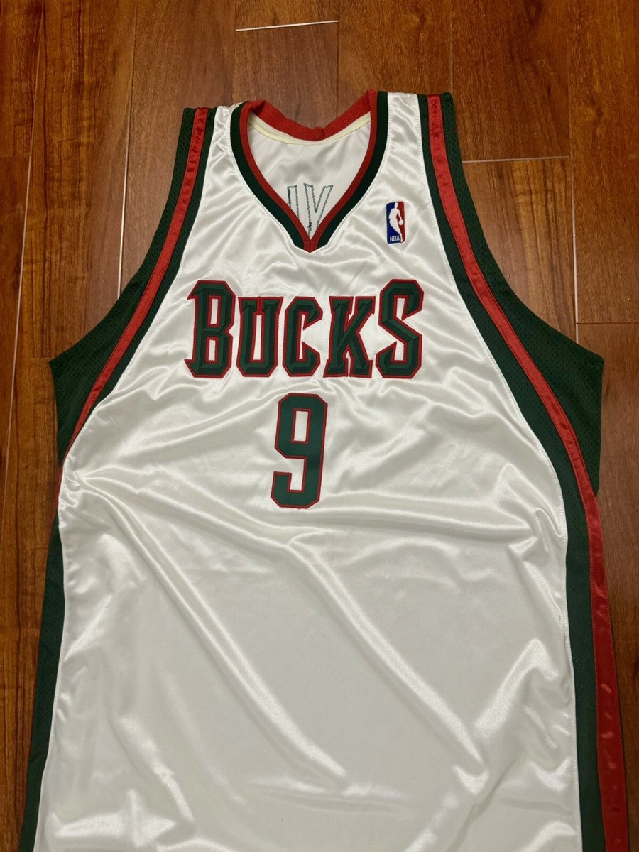 Yi Jian Lian 2007-08 NBA Milwaukee Bucks Rookie Game/Team Issued