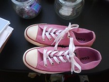 Converse all star chuck taylor women. SIZE 5. Good condition. Never been worn.