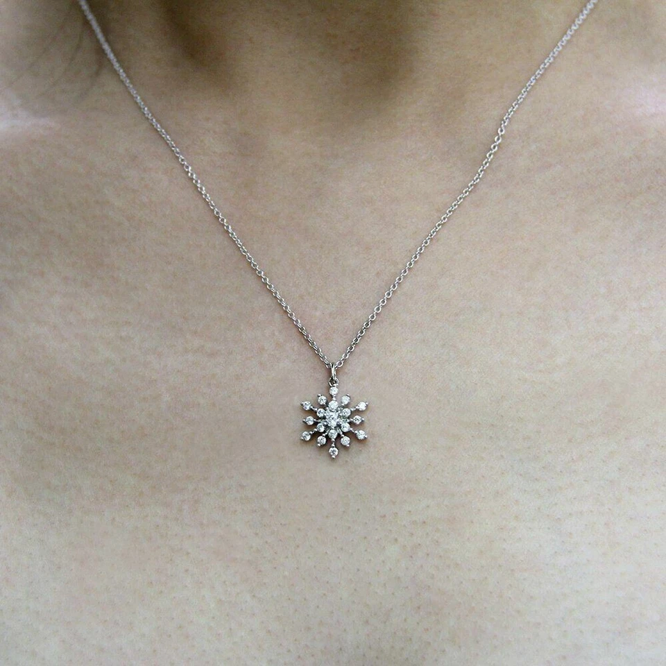 Colgante con dije de diamantes de corte redondo de 1,6 quilates creado en laboratorio acabado en oro blanco de 14 quilates plateado Foto 3 de 4