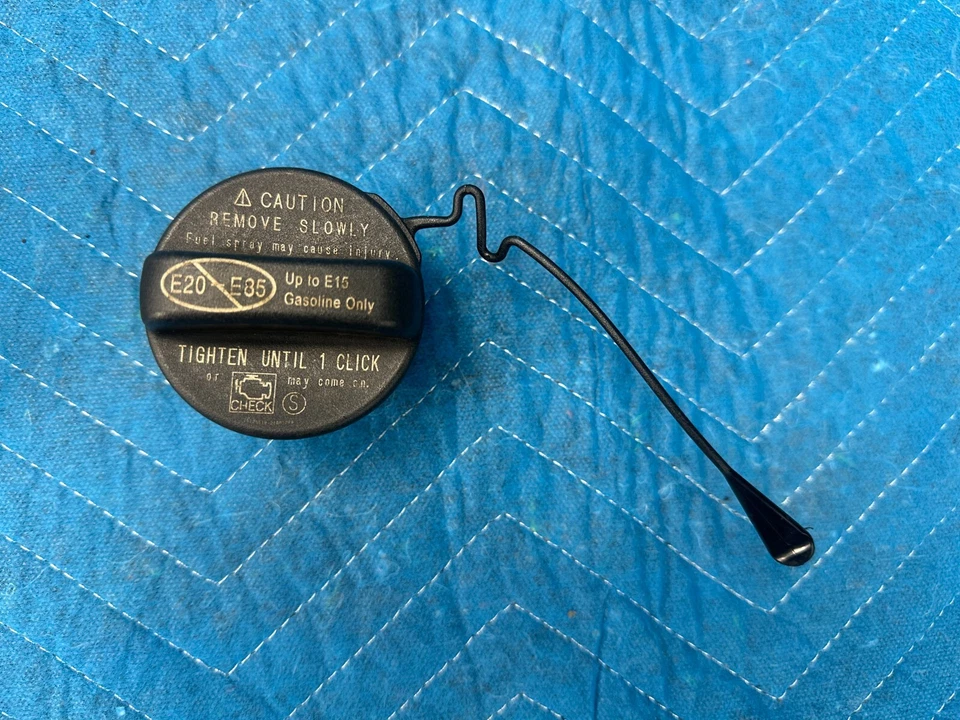 Conjunto de tubo de llenado de combustible Lexus RC350 RC300 RC200t RC F 2015-2021 FABRICANTE DE EQUIPOS ORIGINALES Foto 4 de 4