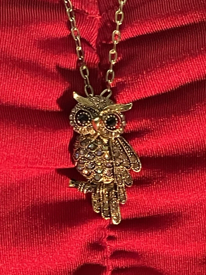 Collar vintage de búho de diamantes de imitación Alilang y un collar de búho de piedra multicolor. Foto 3 de 4