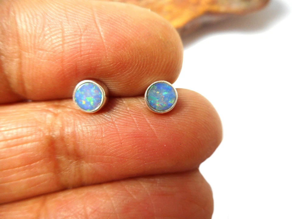 Natural Round Australian Opal Stud Earrings - 4 mm — 第 2/4 张图片