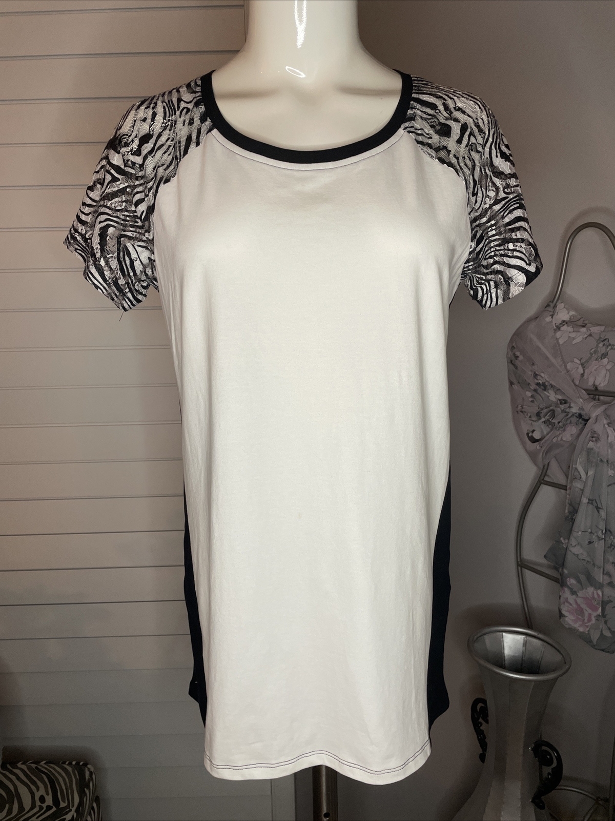 Woman’s Zenergy by Chico’s White Black Zebra Mesh Short Sleeve Blouse Top 0   S