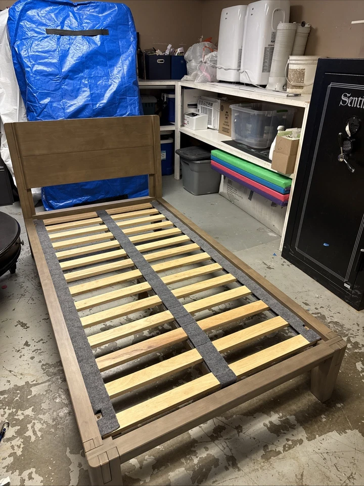 Cama Thuma tamaño completo, color nogal. Foto 2 de 4