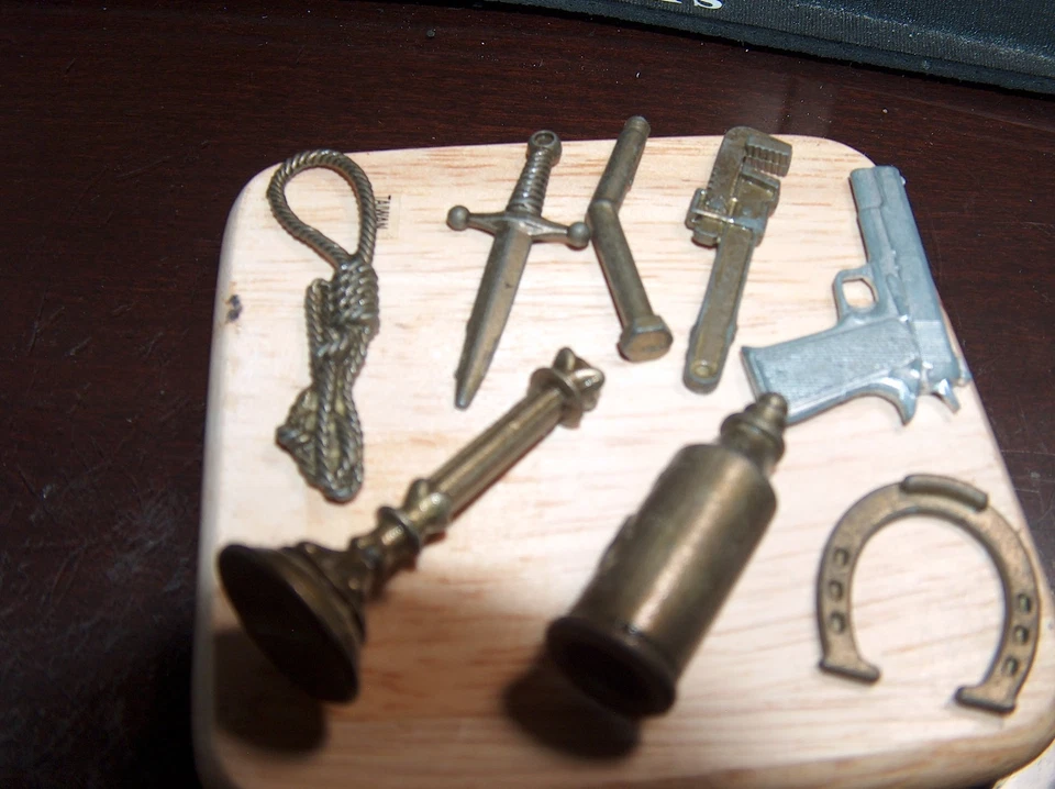 Piezas de repuesto Clue Master Detective 1988 7 armas color bronce y pistola plateada Foto 2 de 4