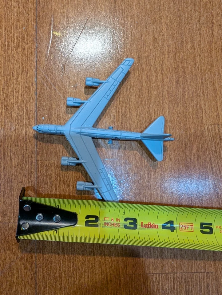 Micro Machines Military B-52 FF Verde 3 tons camuflagem USAF - Imagem 3 de 4