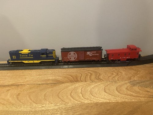 LOCOMOTORA DIESEL LIONEL HO Santa Fe 0594 Box Car & Caboose. Lote de 3. | Condition: Used