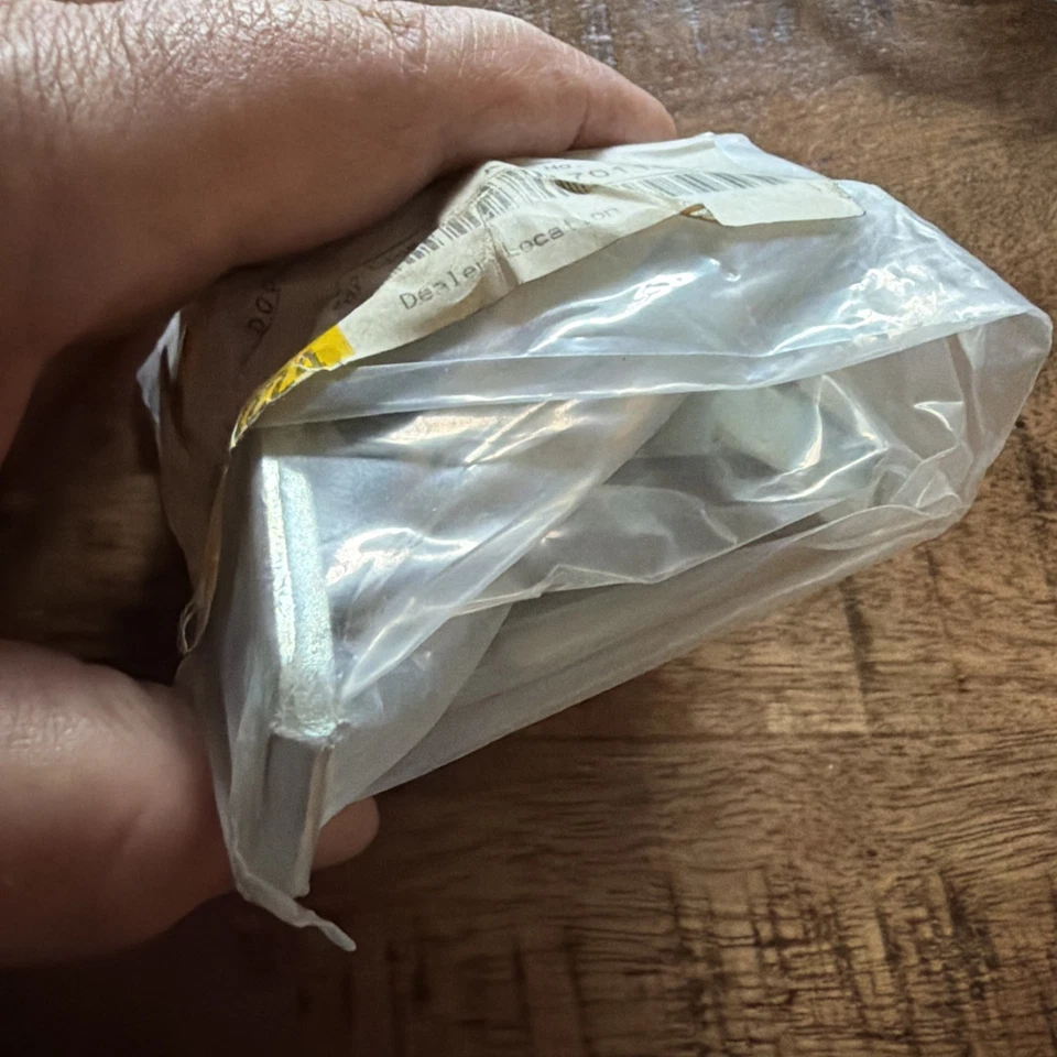 MITSUBISHI OUTLANDER 2007-2024 BISAGRA PUERTA TRASERA IZQUIERDA SUPERIOR E INFERIOR OEM 5732A053 Foto 3 de 3