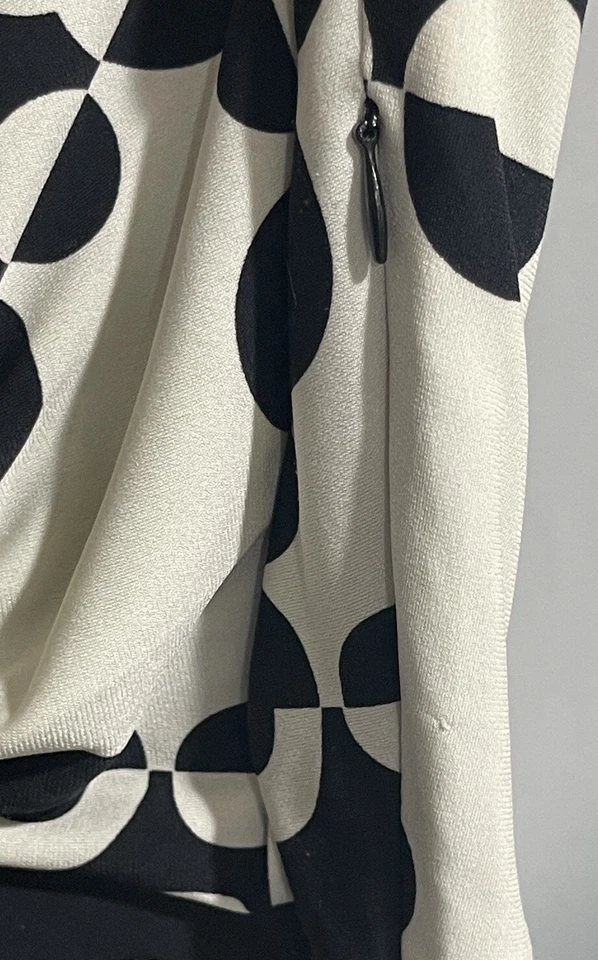 Vestido de cóctel Muse negro y marfil patrón geométrico cuello en V talla 2 Foto 3 de 4