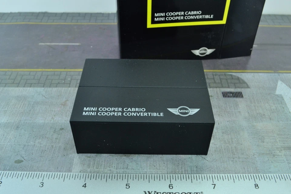 Herpa 8828 Special Edition Mini Cooper Convertible Red 1:87 HO Scale Folding Box - Image 4 of 4