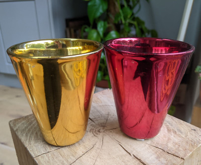 2 kleine konische (Kaktus) Übertöpfe - 1 rot und 1 gold - potentielle Weihnachtsdeko