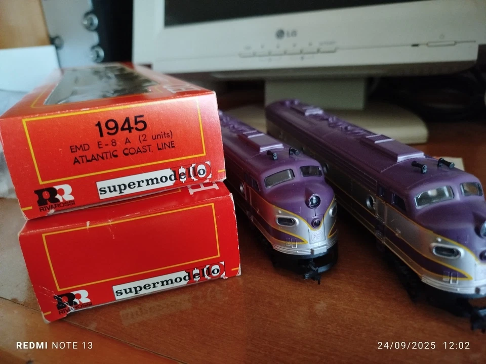 Coppia di locomotori USA RIVAROSSI EMDE 8 Atlantic coast line Art.1945 - Immagine 3 di 4