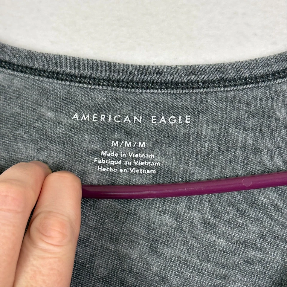 Camisa American Eagle para mujer gris mediana manga corta Foto 2 de 4