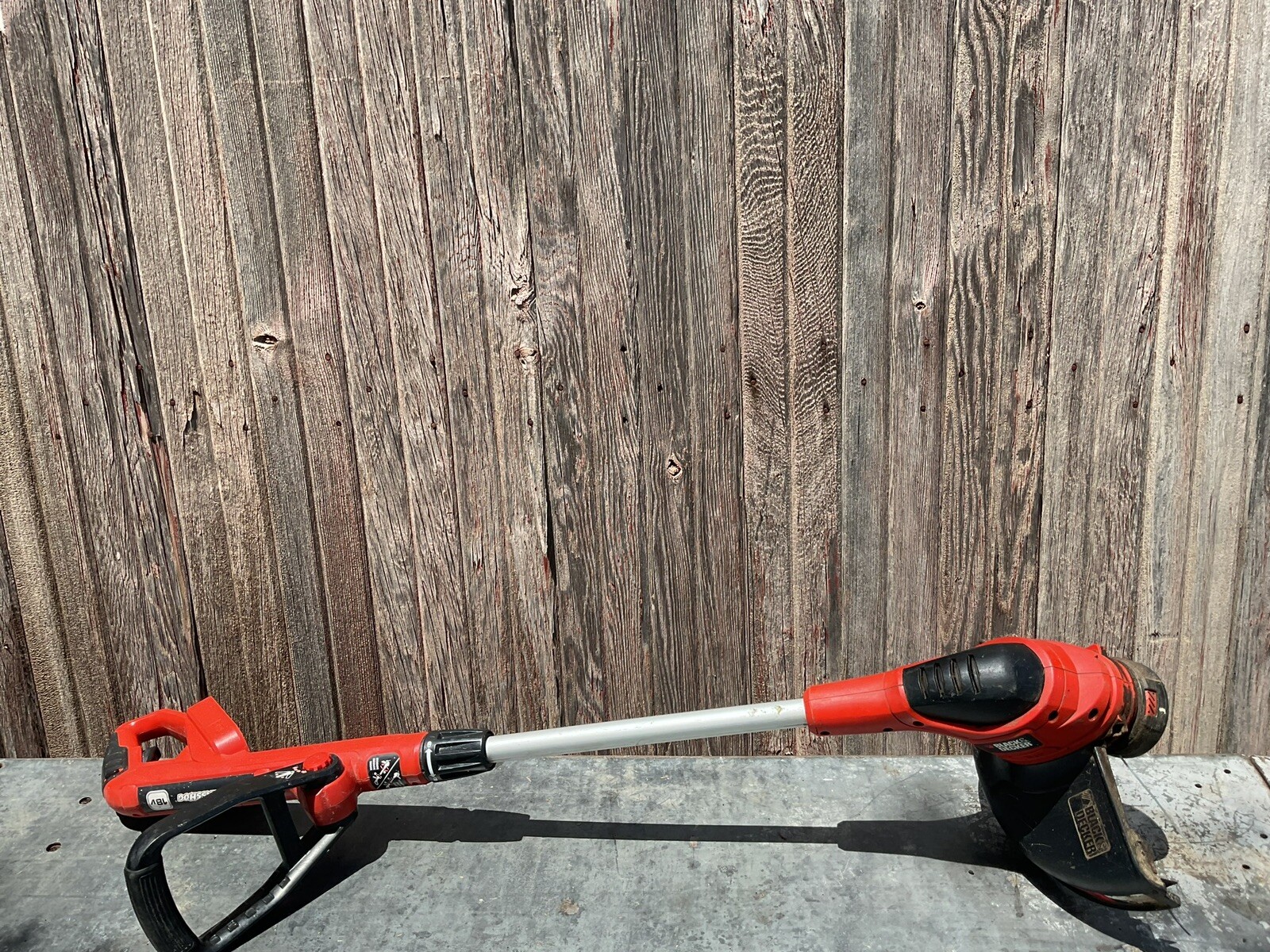 Black & Decker NST2118 18v 18 Volt Cordless String Trimmer Weedeater