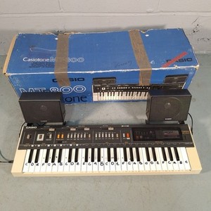 Casiotone MT-800 Electronic Keyboard With Speakers, ROM Pack & Original Box