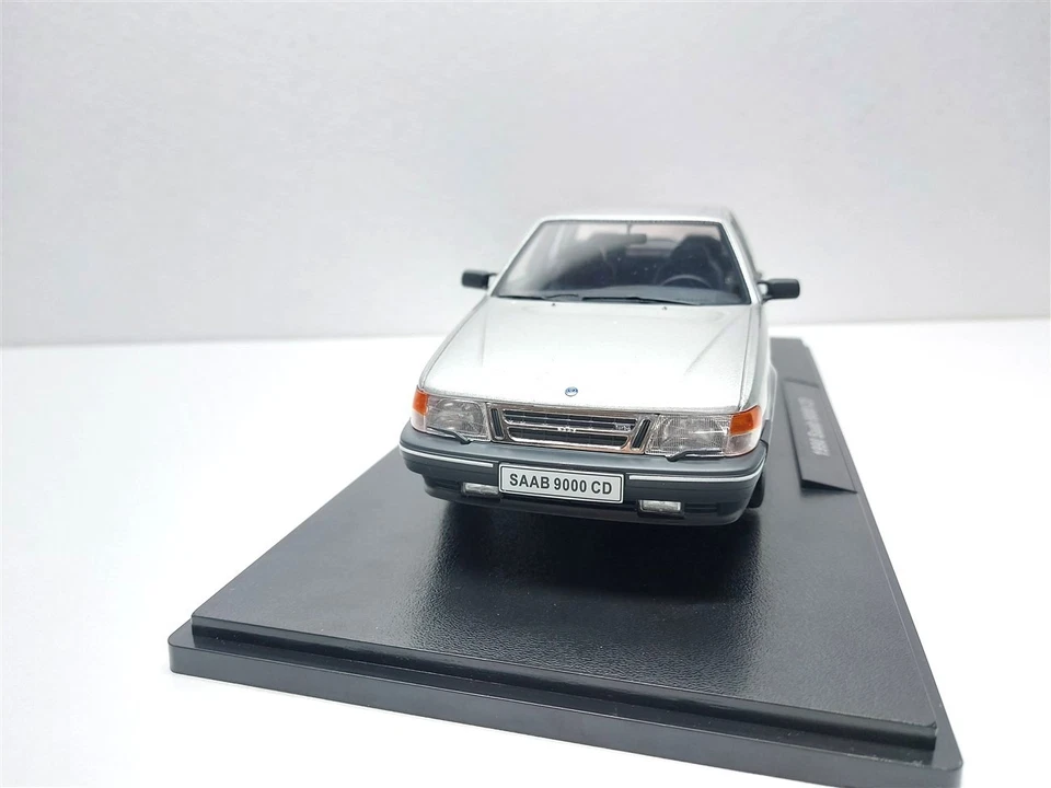Saab 9000 CD Turbo Grigio del 1990 - 1/18 Triple9 - Immagine 2 di 4
