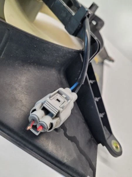 Conjunto de ventilador de radiador de pasajero derecho Toyota Camry 97-99 4 cilindros Foto 3 de 4