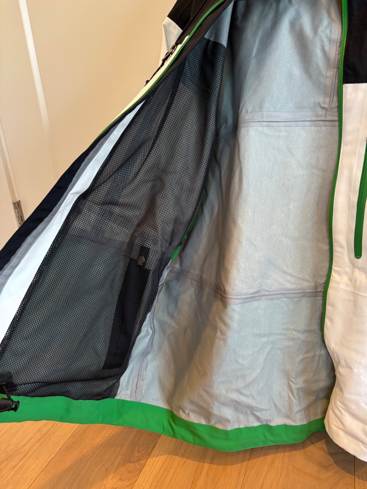 Men's Trew Gear Cosmic Size L Ski Snowboard Winter Jacket Outdoor Casual