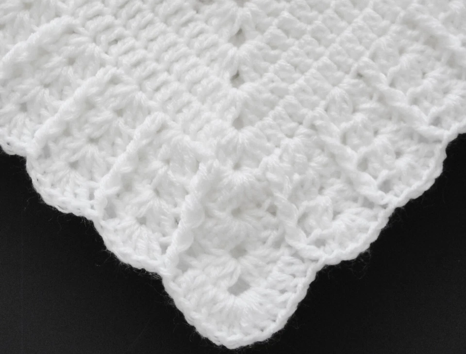 Nueva manta blanca de ganchillo hecha a mano para bebé con sombrero de bonificación cuna de bautizo regalo Foto 3 de 4