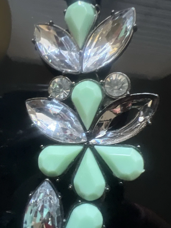 Colar babador de cristal verde perfeito Gunmetal declaração floral folha faltando - Imagem 3 de 4