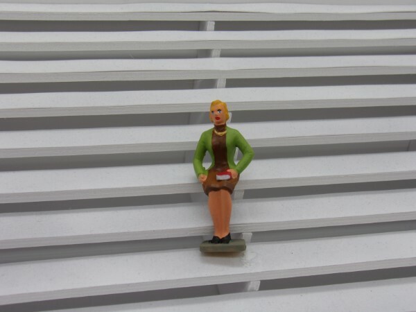 F819 Greenhills Scalextric Carrera Seated Female Spectator 1.32 Scale - NEW