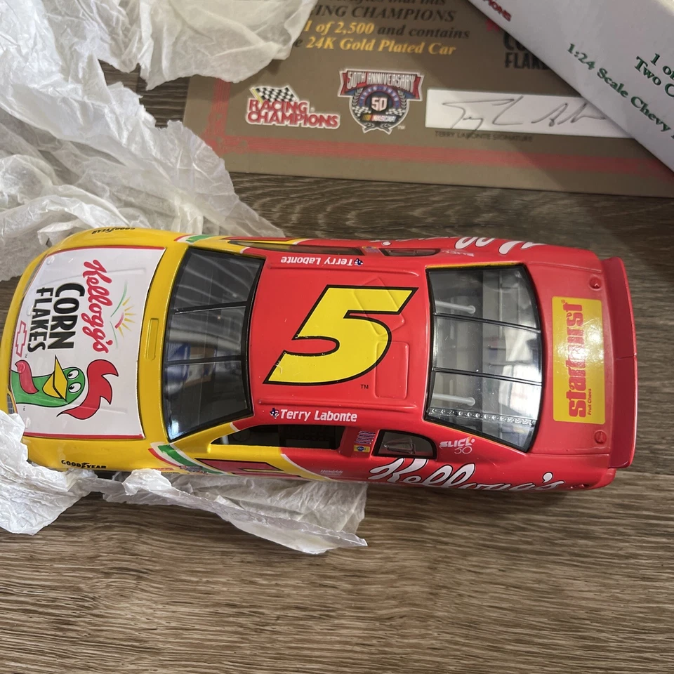 DE COLECCIÓN NASCAR LABONTE #5 KELLOGGS 1:24 ORO 24K Y ROJO/AMARILLO MONTE CARLOS JUEGO DE 2 Foto 3 de 3