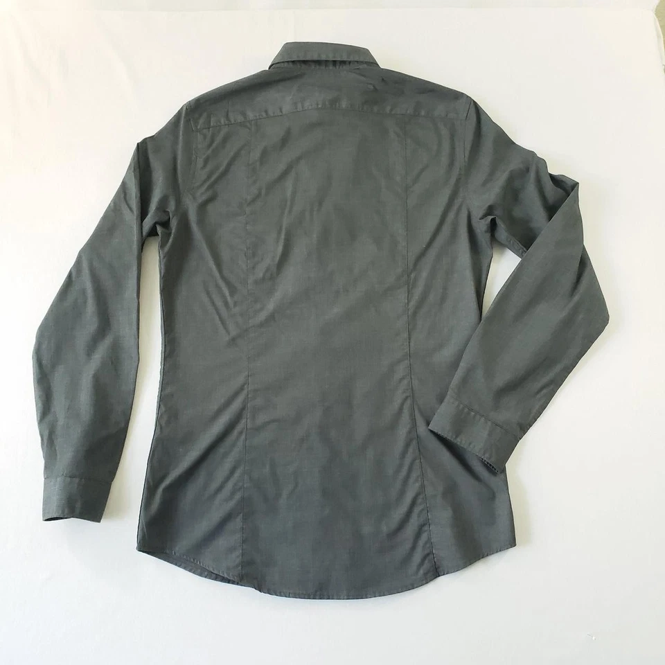 Camisa de vestir informal gris oscuro manga larga calce moderno de H&M para hombre Foto 4 de 4