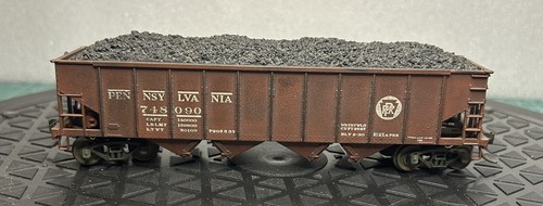 Tolva de 4 bahías Bowser escala HO Pennsylvania PRR #748090 carga de carbón desgastado | Condition: Used