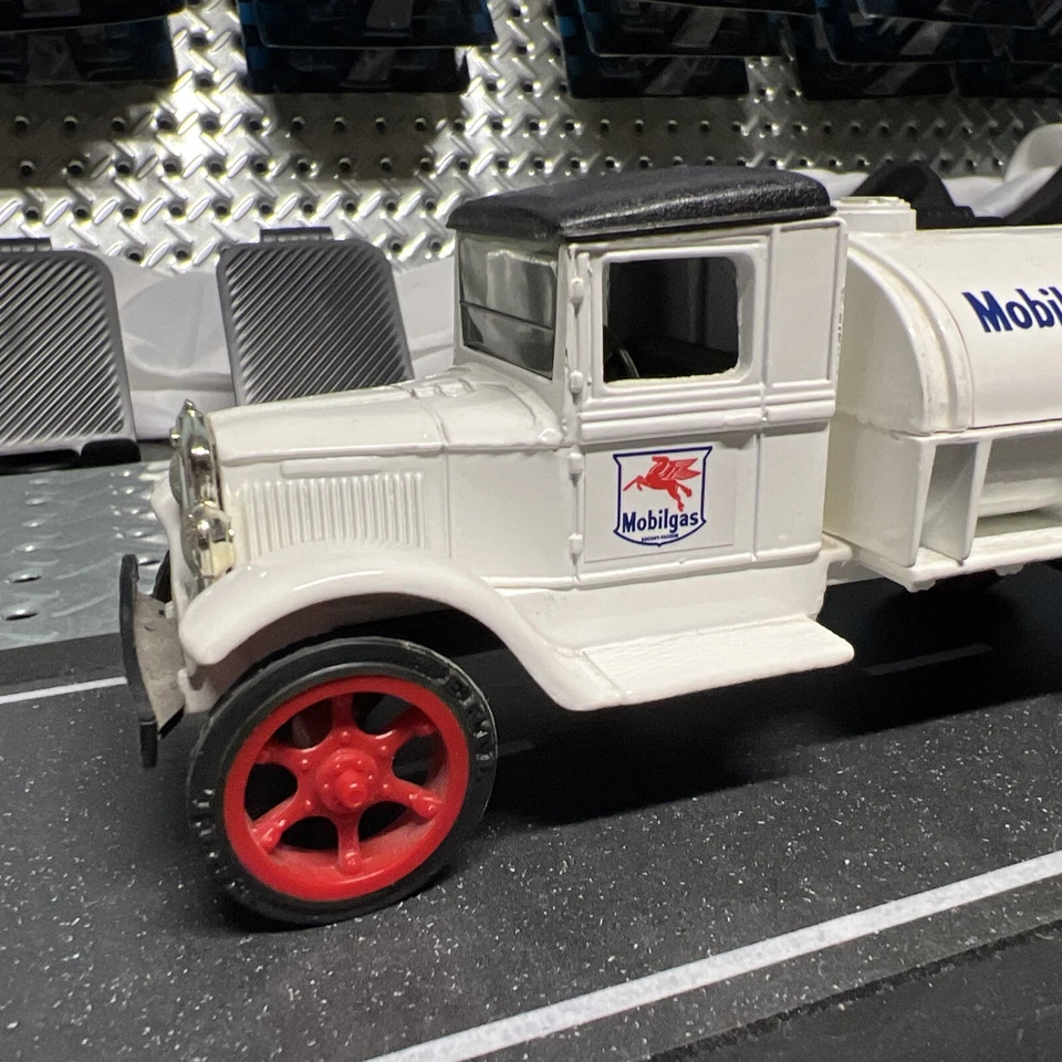 ERTL 1993 #6 MÓVIL GASOLINA/MÓVIL PETROLERO 1931 HAWKEYE CAMIÓN CISTERNA BANCO FUNDIDO A PRESIÓN Foto 4 de 4