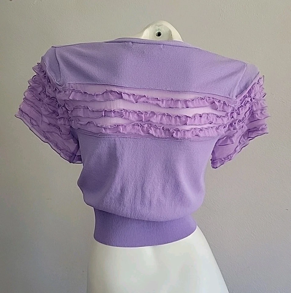 Cárdigan corto Peppe Peluso pequeño lavanda con botones cuello en V gasa manga con volantes Foto 3 de 4