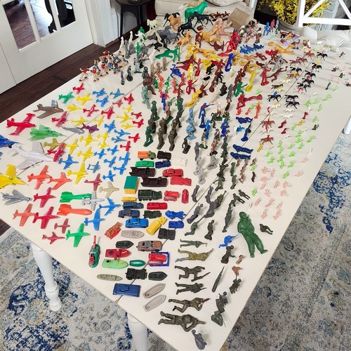 LOT HUNDREDS of Vintage Military Cowboy Indian Horse Planes Plastic Figures Marx