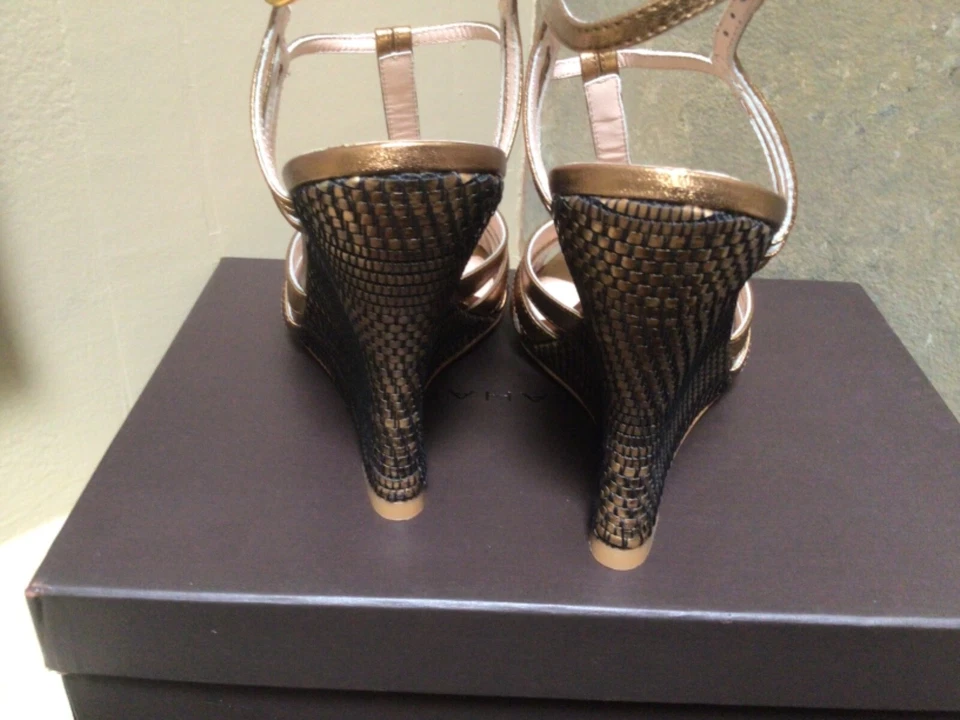 NUEVO EN CAJA ELIE TAHARI canasta tejido cuña sandalias cuero metálico bronce zapatos 8 EE. UU. Foto 3 de 4
