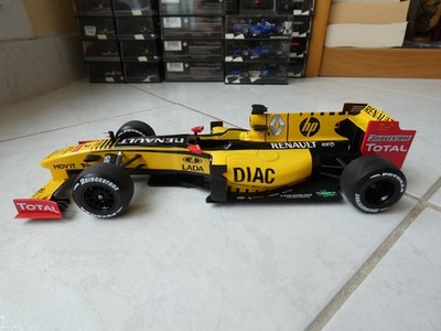 Renault F1 Team Robert Kubica #11 Showcar 2010 1/18 Minichamps F1