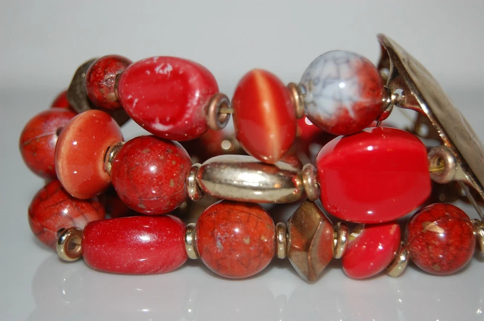 PULSERA BRAZALETE GRANDE DE CUENTAS ROJAS AUDACES CON CENTRO DE MESA DORADO ELÁSTICO Foto 4 de 4