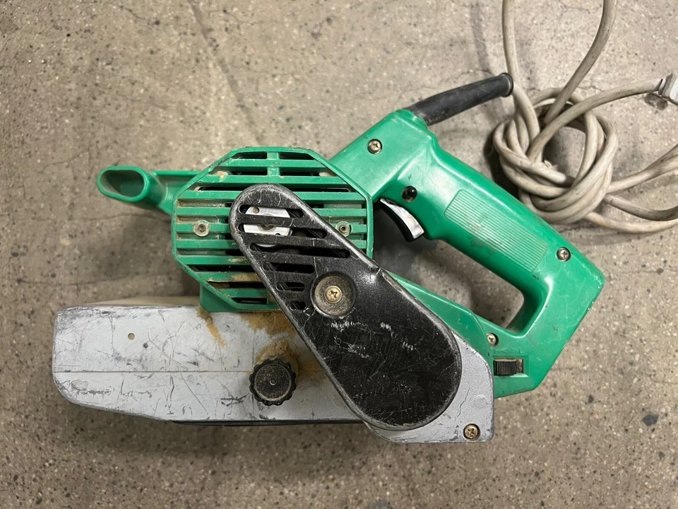 Lijadora de banda con cable Hitachi 3" X 21" SB-75 vintage - usada Foto 3 de 4