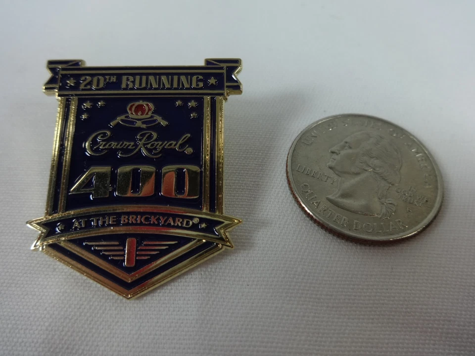 Prendedor de coleccionista Crown Royal 400 At the Brickyard Event 2013 Ryan Newman Camaro ZL1 Foto 2 de 4