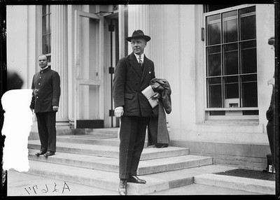 Photo:Washington DC White House Man 1920s Steps Hat Coat