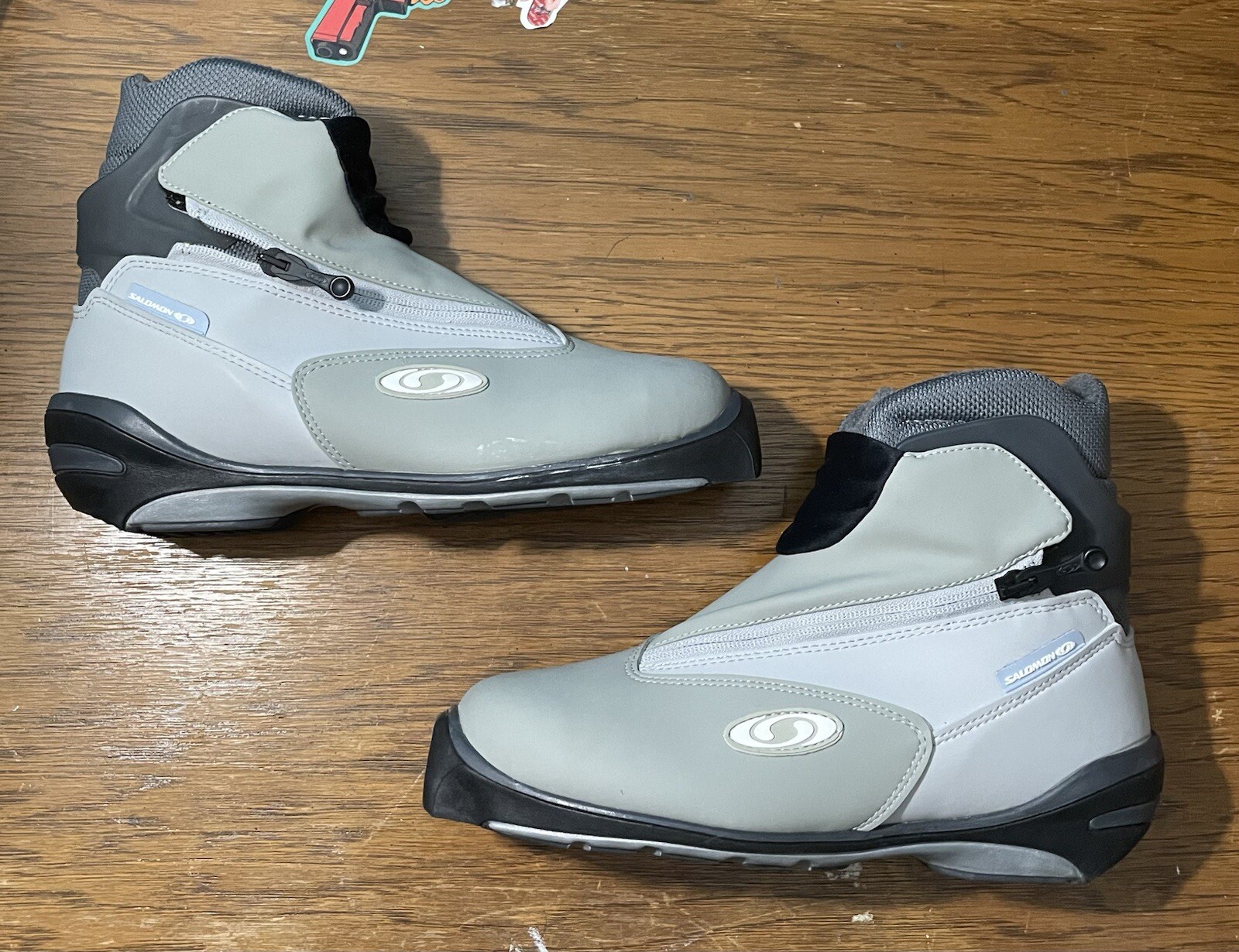 Scarpe Salomon vintage nuove senza etichette donna 8 scarpe da sci misura automatica sneakers grigio nero