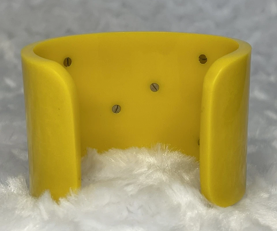 Brazalete Fendi de resina amarilla Foto 4 de 4