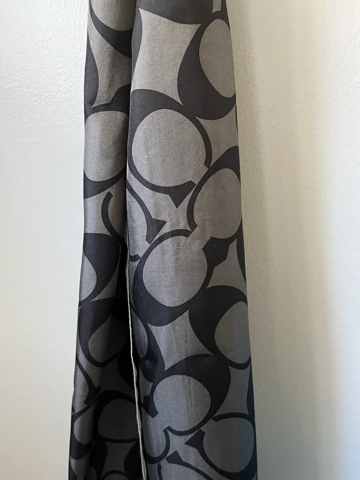 Bufanda de seda Coach negra gris logotipo de firma envoltura de carro de caballos 100 % seda  Foto 3 de 4